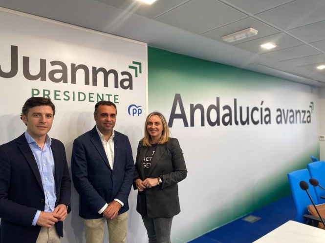 El secretario general del PP de Granada, Jorge Saavedra, a la izquierda, con el presidente provincial del partido, Francisco Rodríguez, y la número uno de la lista popular para el 19J por la provincia, Marifrán Carazo, en imagen de archivo (PP) 