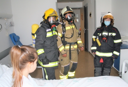 Bomberos con una menor hospitalizada (HUSC)