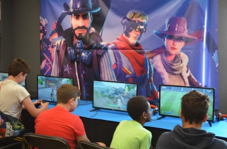 Jóvenes de La Zubia jugando a videojuegos en la Casa de la Juventud (AYTO. LA ZUBIA) Jóvenes de La Zubia jugando a videojuegos en la Casa de la Juventud (AYTO. LA ZUBIA)