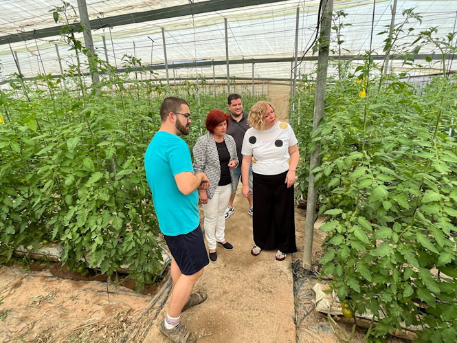 Imagen de la visita a un invernadero (PSOE)