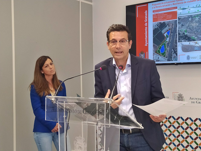 Ana Genaro y Francisco Cuenca presentan el proyecto de parque con lago artificial (JAVIER ALGARRA/ AYUNTAMIENTO)