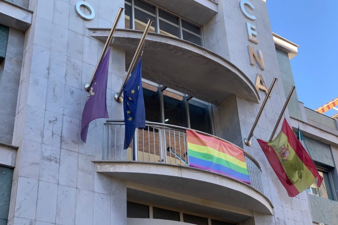 Bandera a media asta en el AYuntamiento de Maracena (AYTO. MARACENA)