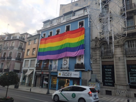 Imagen de la bandera Lgtbi desplegada en Granada, en imagen de archivo (IU)