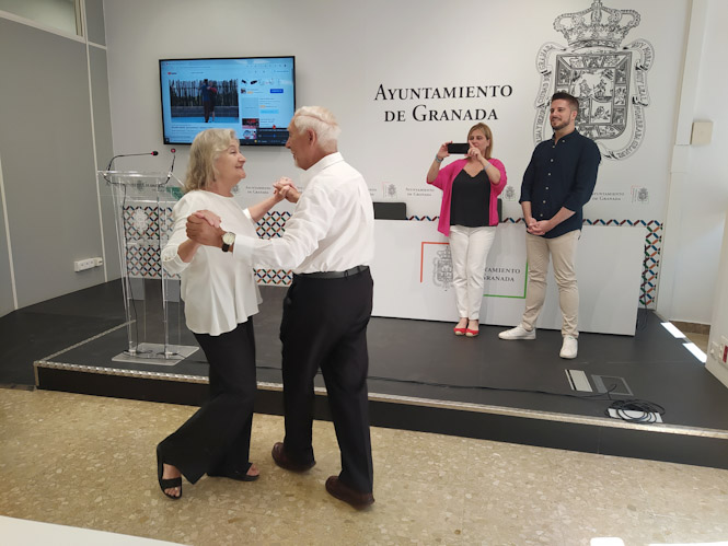 Presentación de mayores al baile (JAVIER ALGARRA/ AYUNTAMIENTO)