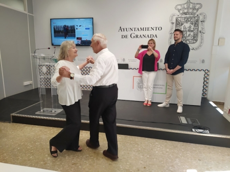 Presentación de mayores al baile (JAVIER ALGARRA/ AYUNTAMIENTO)
