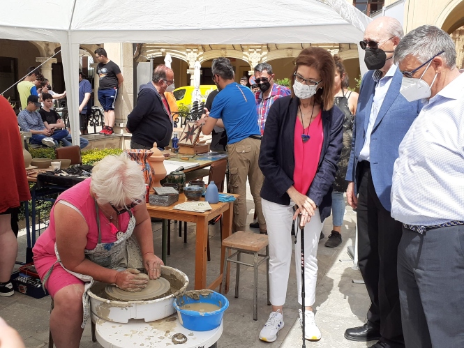Ana Berrocal ha visitado la Feria de la Formación Profesional y las Enseñanzas Artísticas de Guadix (JUNTA)