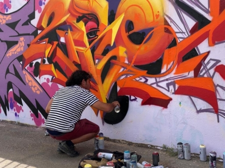 Un graffitero realiza su obra (AYTO. LA ZUBIA) 