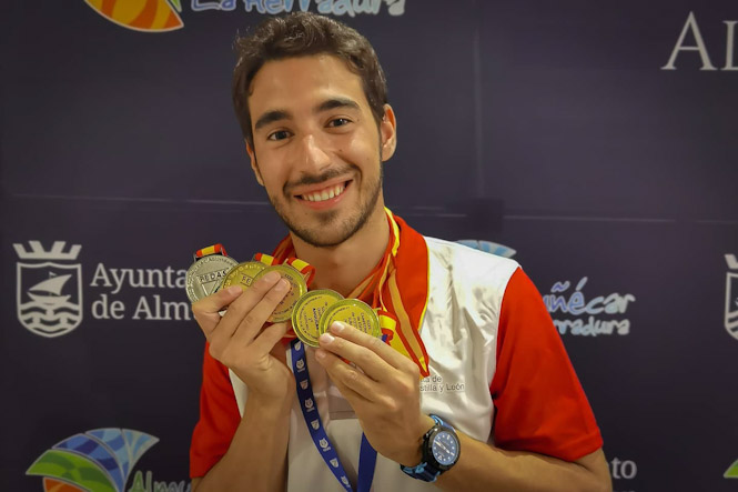 Rafael Fernández posa con las medallas conseguidas (AYTO. ALMUÑECAR)