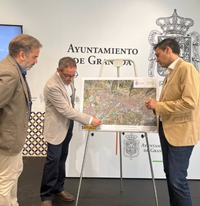 El alcalde de Granada, Francisco Cuenca, y los concejales de Urbanismo y Obra Pública, Miguel Ángel Fernández Madrid, y de Medio Ambiente, Jacobo Calvo (AYUNTAMIENTO DE GRANADA)
