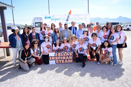 El COnsejero de Educación y Deporte con las galardonadas (PARQUE DE LAS CIENCIAS) El COnsejero de Educación y Deporte con las galardonadas (PARQUE DE LAS CIENCIAS)