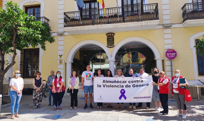 Cinco minutos de silencio contra la violencia de género en ALmuñécar (AYTO. ALMUÑÉCAR)  