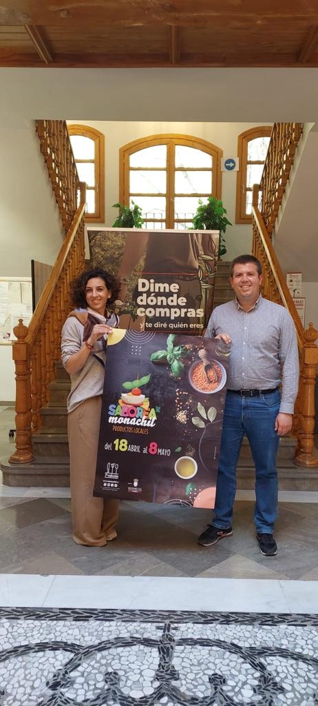 La concejala de Comercio y el alcalde de Monachil, durante la presentación de `Saborea Monachil` (AYTO. MONACHIL) 