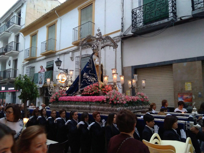 Procesión, la Iglesia de la Encarnación y la Virgen de los Remedios de Montefrío (AYTO. MONTEFRIO)