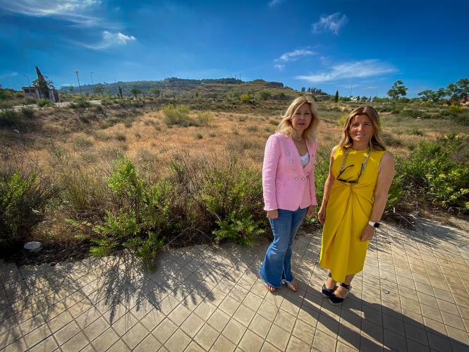 Pepa Rubia y Eva Martín en uno de los solares (PP)