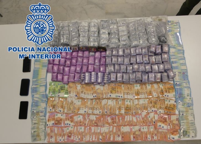 Dinero y droga intervenida en la Operación Fly en Motril (POLICÍA NACIONAL) 