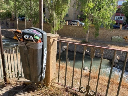 Papelera llena en el entorno del Puente Verde (UP) 