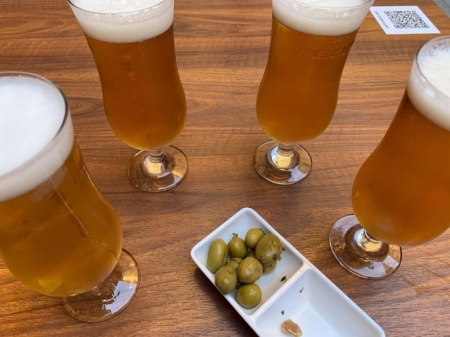 Cervezas y aceitunas en una imagen de archivo. (EUROPA PRESS)