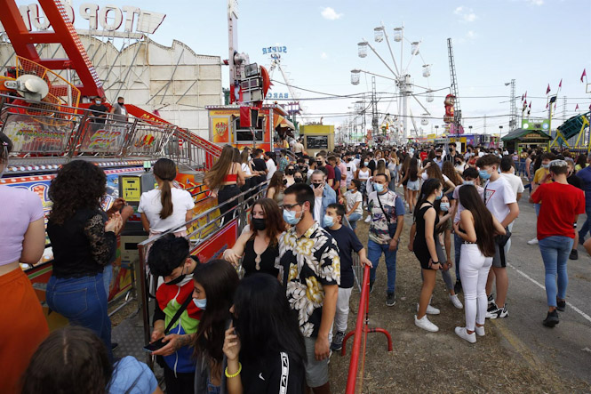 El recinto ferial de Granada se llena de gente con los columpios y atracciones instaladas en la zona pese a la pandemia del coronavirus durante las fiestas del Corpus Christi a 05 de junio del 2021 en Granada, Andalucía. (ÁLEX CÁMARA - EUROPA PRESS)