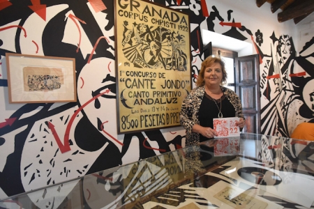 La Diputada de cultura, Fátima Gómez, en la exposición (R. MARTÍNEZ/ DIPGRA)