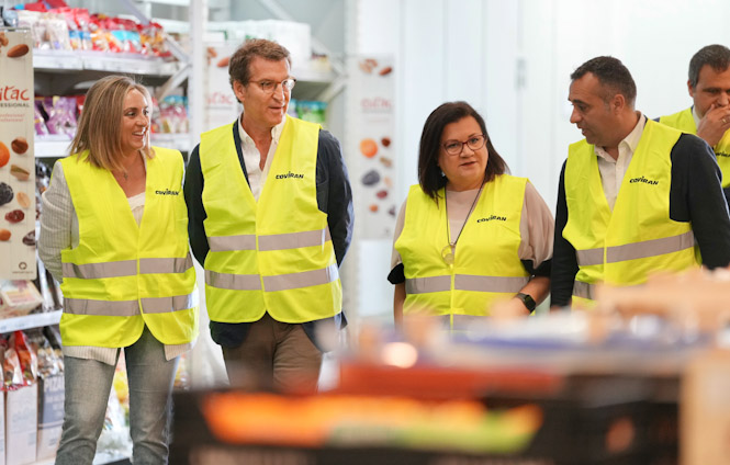 Marifran Carazo junto a Alberto Núñez Feijoo durante la visita a Covirán (PP)