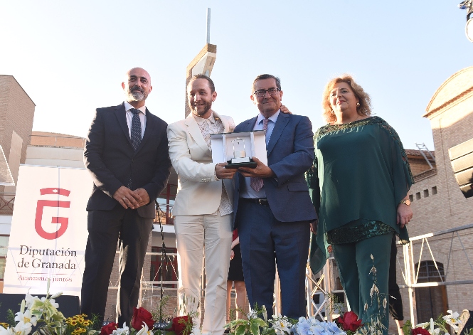 Manuel Liñán recibe el `Pozo de plata` (R. MARTÍNEZ / DIPGRA) 