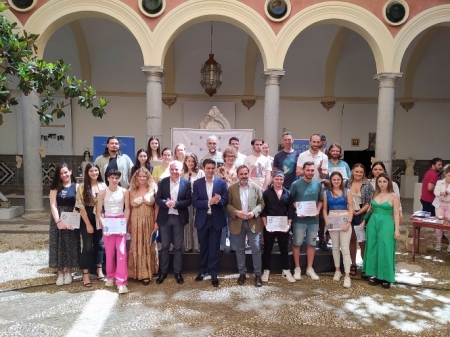 Entrega de premios a las creaciones artísticas realizadas con material reciclado que han resultado galardonadas dentro de la exposición `Re-crea. Arte y Reciclaje` (AYUNTAMIENTO DE GRANADA) 