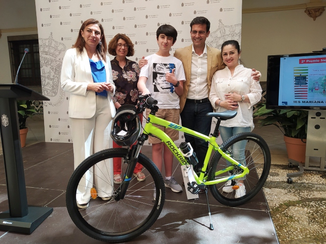 Entrega de los premios del concursod e dibujo sobre seguridad vial (JAVIER ALGARRA / AYUNTAMIENTO)