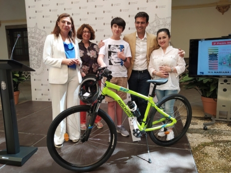 Entrega de los premios del concursod e dibujo sobre seguridad vial (JAVIER ALGARRA / AYUNTAMIENTO)