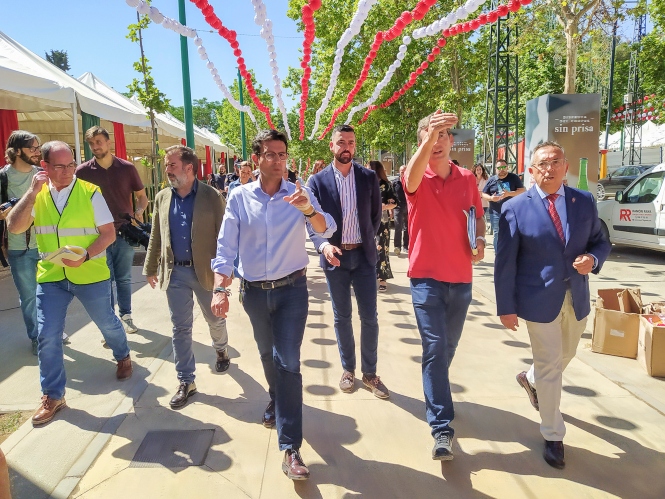 Imagen de la visita al ferial (JAVIER ALGARRA / AYUNTAMIENTO)