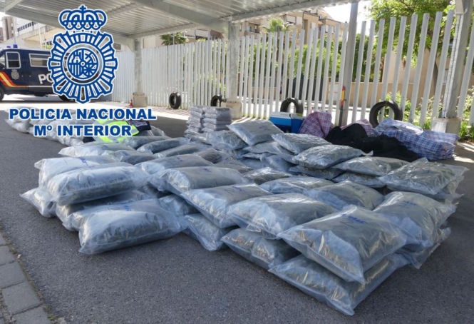 Paquetes de marihuana y hachís incautado (POLICÍA NACIONAL)