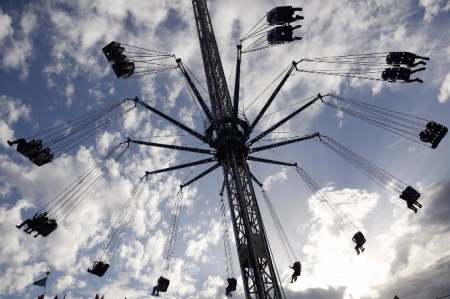 El recinto ferial de Granada se llena de gente con los columpios y atracciones instaladas en la zona pese a la pandemia del coronavirus durante las fiestas del Corpus Christi (ÁLEX CÁMARA - EUROPA PRESS) 