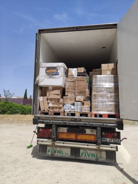 Tráiler con ayuda humanitaria para Ucrania (ARZOBISPADO)