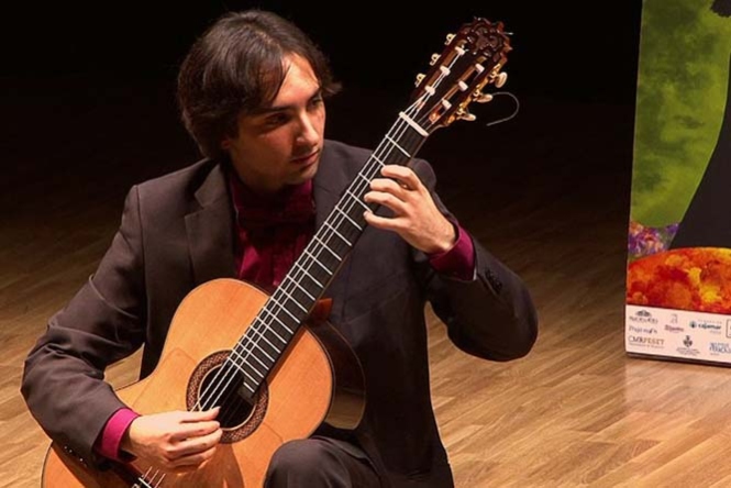 El guitarrista canario Luis Alejandro García Pérez (AYTO. ALMUÑÉCAR)