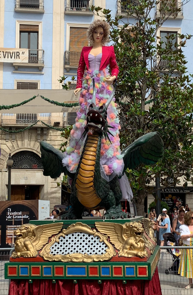 La Tarasca ha desfilado con un vestido con tonos malvas (JOSÉ VELASCO)