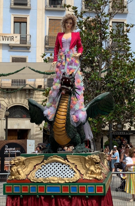 La Tarasca ha desfilado con un vestido con tonos malvas (JOSÉ VELASCO)