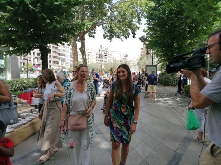 Concha Insúa y Sara Giménez por las calles de la capital (CIUDADANOS) 