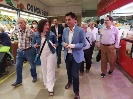 Francisco Cuenca ha visitado Merca 80 (JAVIER ALGARRA / AYUNTAMIENTO)