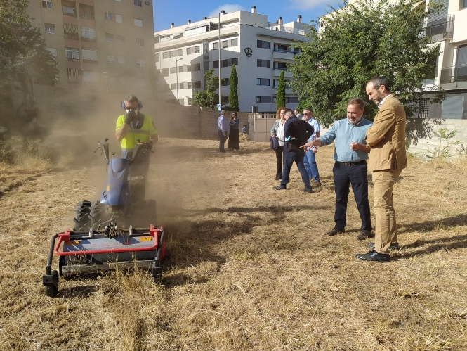 Tareas de desbroce en Granada (JAVIER ALGARRA / AYUNTAMIENTO)