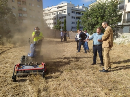 Tareas de desbroce en Granada (JAVIER ALGARRA / AYUNTAMIENTO)