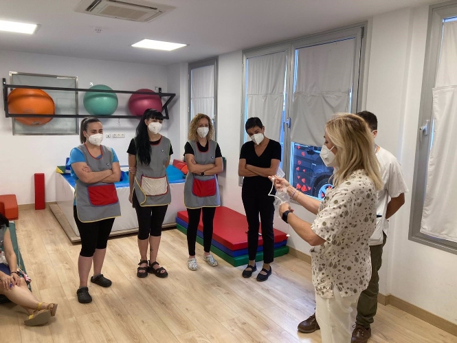 Una enfermera muestra el uso de la sonda (JUNTA DE ANDALUCÍA) 