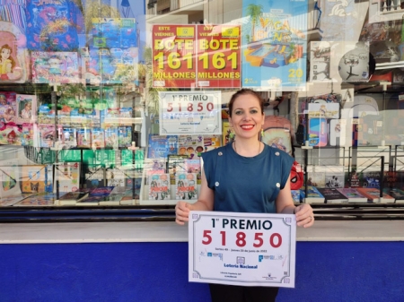 Librería Jofi en el día de San Juan de 2022, tras dar parte del primer premio de Lotería Nacional (LIBRERÍA JOFI)