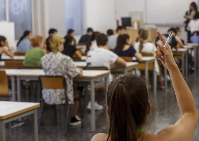 Aula con estudiantes (ROBER SOLSONA - EUROPA PRESS)