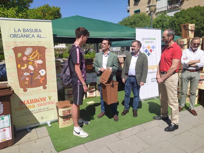 Presentación de la campaña para fomentar el uso del contenedor marrón (JAVIER ALGARRA / AYUNTAMIENTO)