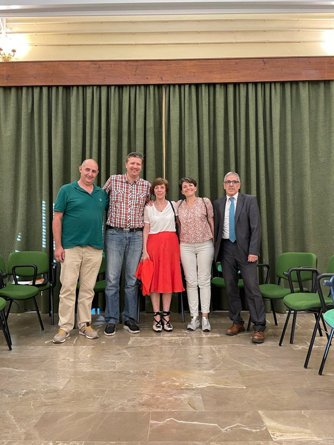Foto del familia tras el coloquio (IES ÁNGEL GANIVET)