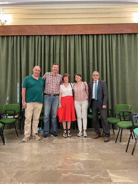 Foto del familia tras el coloquio (IES ÁNGEL GANIVET)