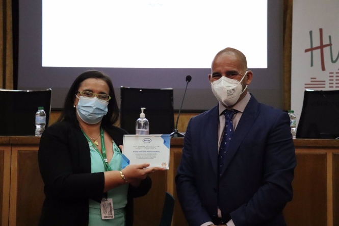 La directora gerente del Hospital Universitario Virgen de las Nieves recibe el distintivo hospital humano (JUNTA DE ANDALUCÍA)