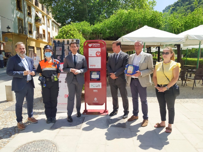Presentación del desfibrilador en el Paseo de los Tristes (JAVIER ALGARRA / AYUNTAMIENTO)