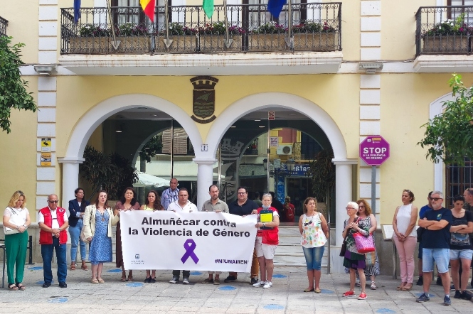 Almuñécar guarda cinco minutos de silencio contra la violencia de género (AYTO. ALMUÑÉCAR)