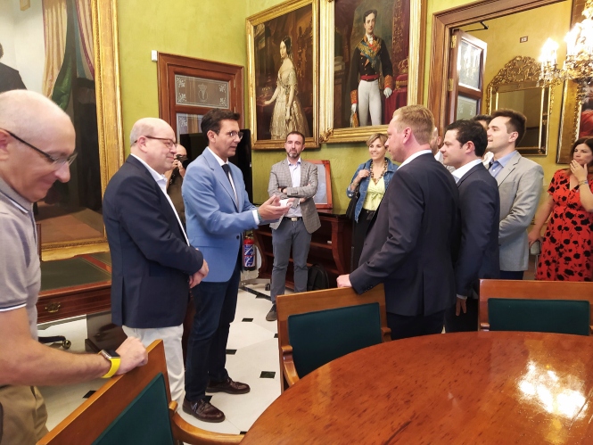 Recibimiento a los responsables de la empresa alemana (JAVIER ALGARRA / AYUNTAMIENTO)