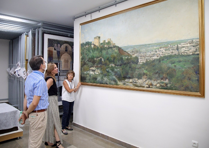 La directora del Patronato de la Alhambra y Generalife, Rocío Díaz (centro), junto al nuevo óleo adquirido (@PEPETORRES) 
